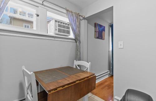 Waterford Valley Apartment | Modern Manor Studio WiFi Parking