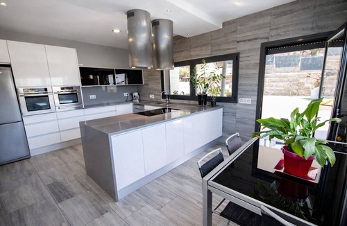 Sils Villa | Modern Marvel - 26km to Costa Brava beaches!