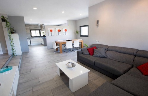 Sils Villa | Modern Marvel - 26km to Costa Brava beaches!