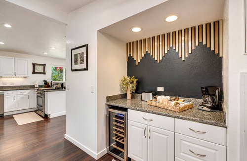 Meadow Vista House | Modern Meadow Vista Vacation Home w/Spacious Deck