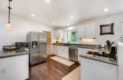 Meadow Vista House | Modern Meadow Vista Vacation Home w/Spacious Deck