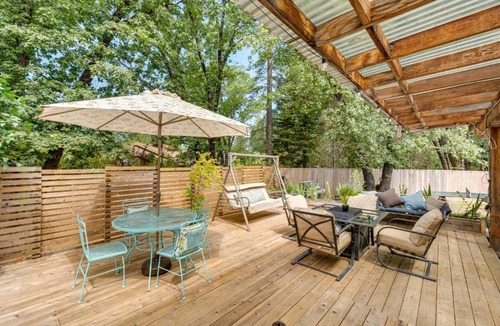 Meadow Vista House | Modern Meadow Vista Vacation Home w/Spacious Deck
