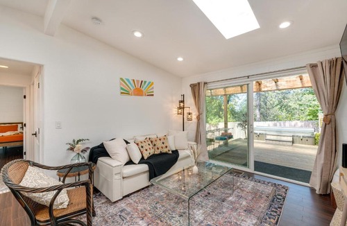 Meadow Vista House | Modern Meadow Vista Vacation Home w/Spacious Deck