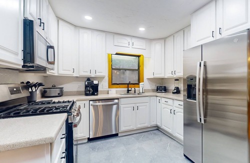 Jasper House | Modern meets rustic cabin, 2 outer decks, fire pit, pool table