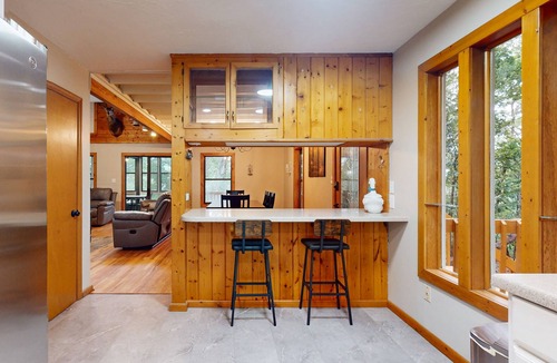 Jasper House | Modern meets rustic cabin, 2 outer decks, fire pit, pool table