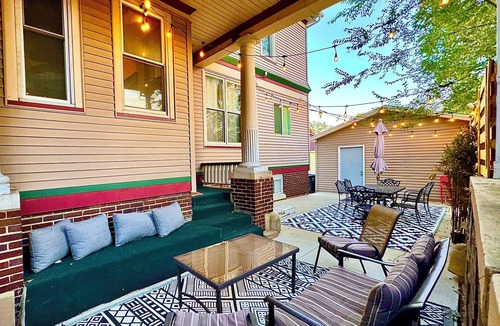 Bloomington House | Modern Meets Vintage! 5 BEDROOMS. Game Room, Patio, FUN!