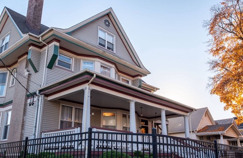 Bloomington House | Modern Meets Vintage! 5 BEDROOMS. Game Room, Patio, FUN!