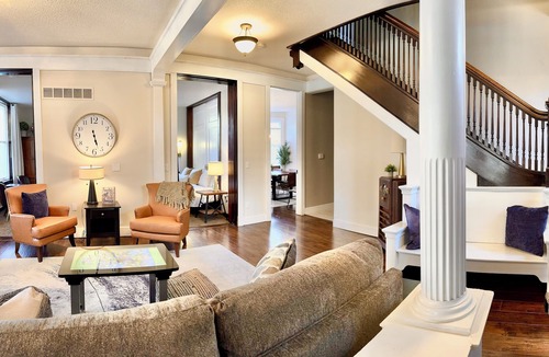 Bloomington House | Modern Meets Vintage! 5 BEDROOMS. Game Room, Patio, FUN!
