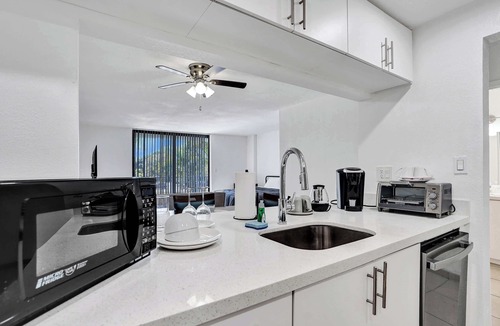 Golden Glades Apartment | Modern Miami Studio w King & Tub - 205