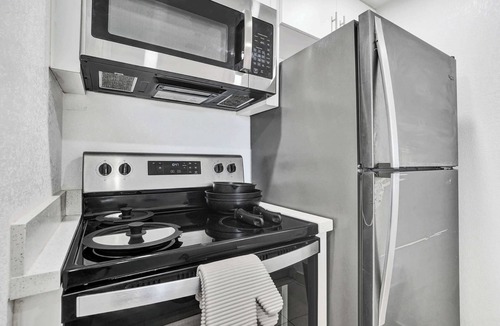 Golden Glades Apartment | Modern Miami Studio w King & Tub - 205