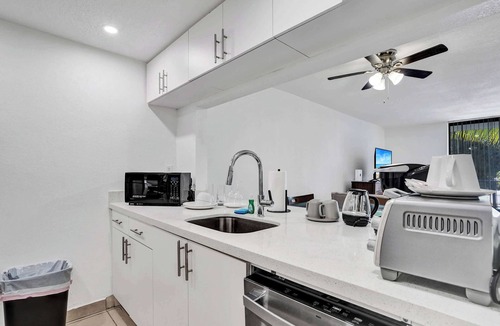 Golden Glades Apartment | Modern Miami Studio w King & Tub - 205