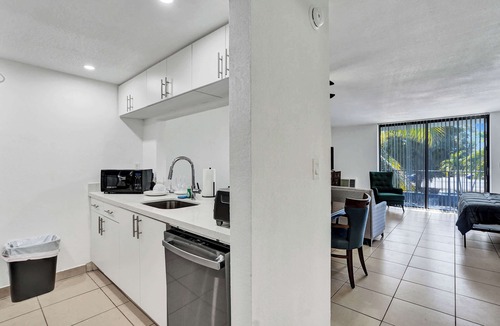Golden Glades Apartment | Modern Miami Studio w King & Tub - 205