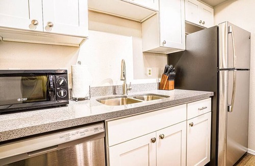 Bridle Trails Condo | Modern Microsoft Redmond Campus Condo with Balcony