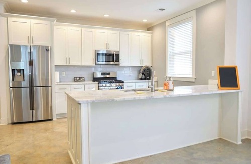 Memphis House | Modern Midtown home with 3 king beds