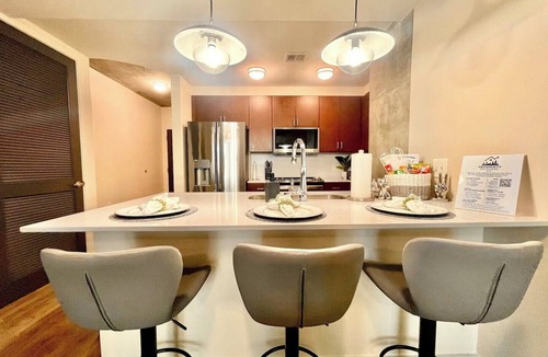 Midtown Apartment | Modern Midtown Retreat Views + Rooftop Pool