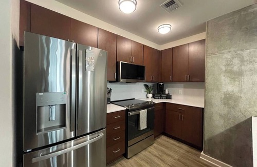 Midtown Apartment | Modern Midtown Retreat Views + Rooftop Pool