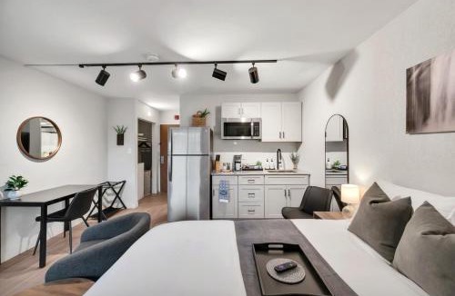 Northeast Raleigh Apartment | Modern Midtown Studio and Private Balcony