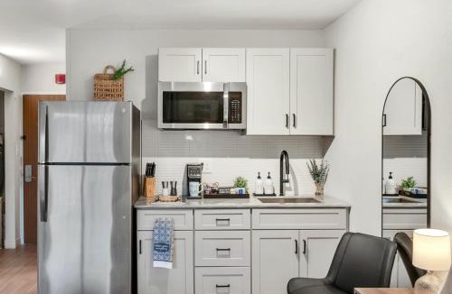 Northeast Raleigh Apartment | Modern Midtown Studio and Private Balcony