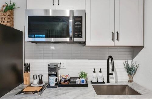 Northeast Raleigh Apartment | Modern Midtown Studio and Private Balcony