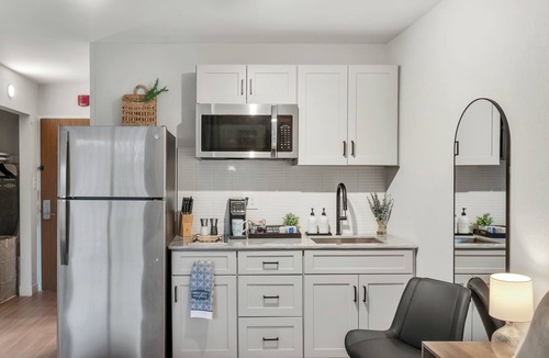 Northeast Raleigh Apartment | Modern Midtown Studio + Private Balcony