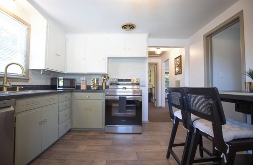 Menasha Apartment | -Modern Minimalism: Cozy, Sleek Stay-