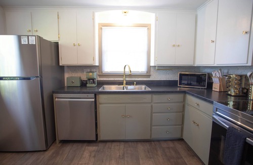 Menasha Apartment | -Modern Minimalism: Cozy, Sleek Stay-