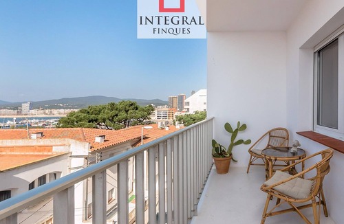 Palamos Apartment | Modern Minimalist Apartment in Palamós with Parking