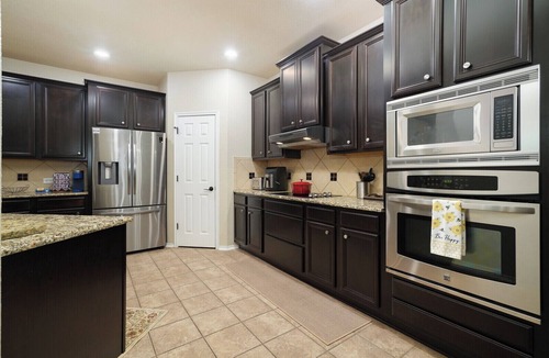 San Antonio House | Modern, minimalist home. Family-sized, smart home with backyard, pet-friendly!n