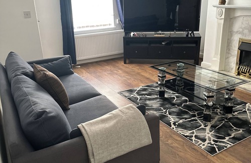 Blyth House | Modern Minimalist Spacious 3br Blyth Home