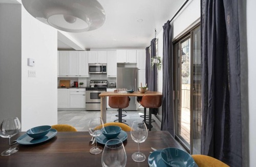 Ville-Marie Apartment | Modern Montreal, Patio & Paid Parking 10 Guest