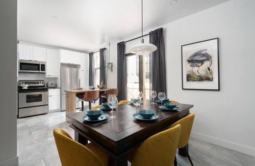 Ville-Marie Apartment | Modern Montreal, Patio & Paid Parking 10 Guest