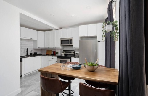Ville-Marie Apartment | Modern Montreal, Patio & Paid Parking 10 Guest