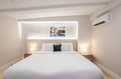 Gay Village Hotel | Modern Mood King – Heart of Montreal