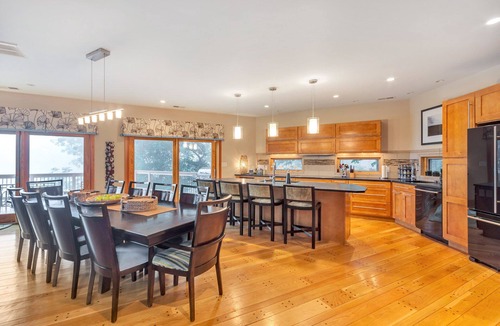 Pedlars Edge House | Modern Mountain Retreat: Hot Tub, Chef's Kitchen, Game Room & Ski Access