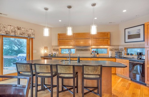 Pedlars Edge House | Modern Mountain Retreat: Hot Tub, Chef's Kitchen, Game Room & Ski Access