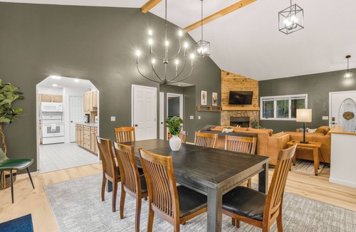 Massanutten House | Modern Mountain Chalet with Hot Tub, Sleeps 14
