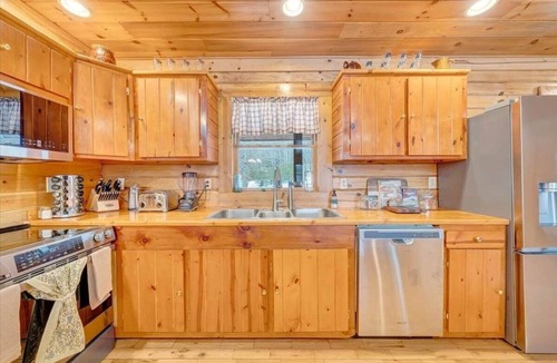 Hot Springs House | Modern Mountain Cabin Hot Tub | Hot Springs, VA