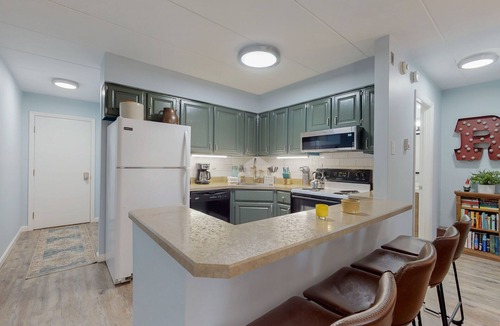 West Dover Condo | Modern mountain condo – views, fireplace, WiFi, hot tub, pool, shuttle