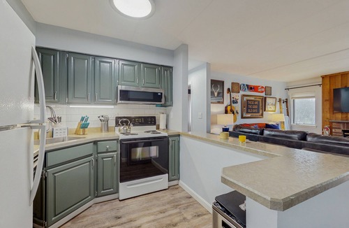 West Dover Condo | Modern mountain condo – views, fireplace, WiFi, hot tub, pool, shuttle