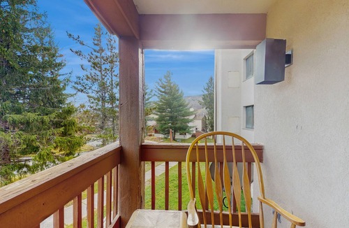 West Dover Condo | Modern mountain condo – views, fireplace, WiFi, hot tub, pool, shuttle