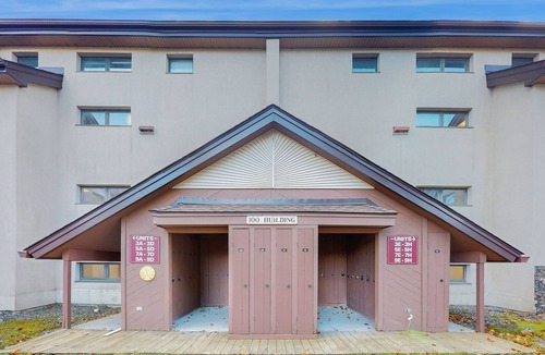 West Dover Condo | Modern mountain condo – views, fireplace, WiFi, hot tub, pool, shuttle