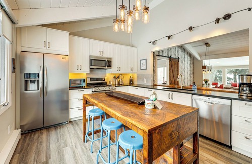 Eagle-Vail House | Modern Mountain Escape on Golf Course w/Hot Tub!