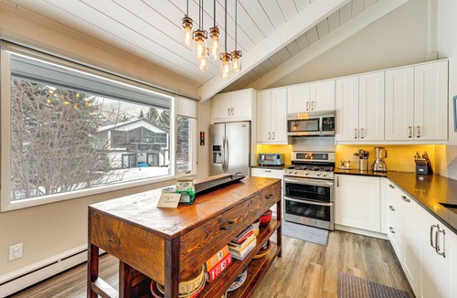 Eagle-Vail House | Modern Mountain Escape on Golf Course w/Hot Tub!