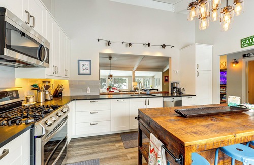 Eagle-Vail House | Modern Mountain Escape on Golf Course w/Hot Tub!