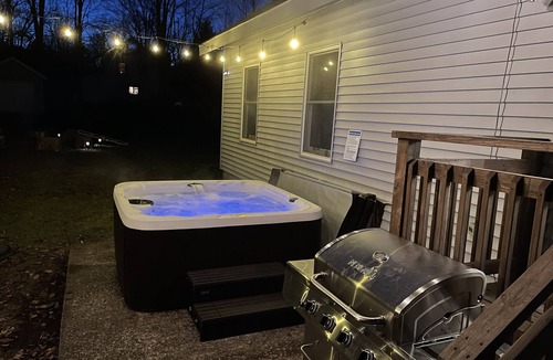 Allaben House | Modern Mountain Getaway with Fire Pit