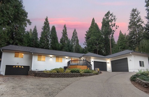 Pollock Pines House | Modern Mountain Retreat - Wineries, Lakes, Hot tub, Nature