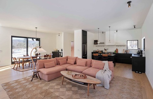 Fleischmanns House | Modern Mountain Retreat with Hot Tub