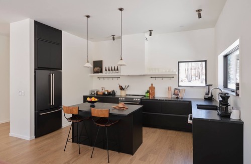 Fleischmanns House | Modern Mountain Retreat with Hot Tub