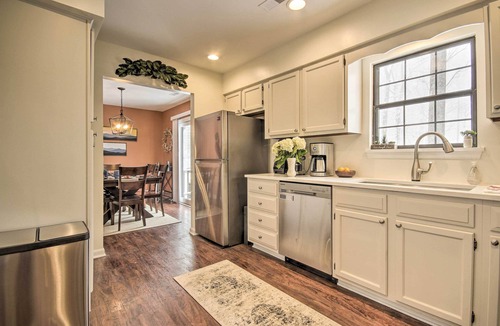 Chester Gap House | Modern Mountain Retreat w/Deck + Hot Tub!