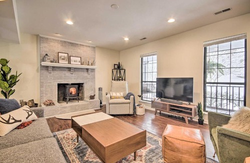 Chester Gap House | Modern Mountain Retreat with Deck and Hot Tub!